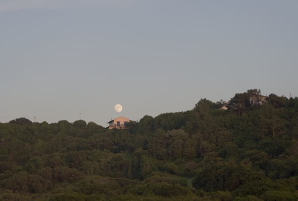 Le soleil tombe et la lune arrive... Le soleil tombe et la lune arrive...