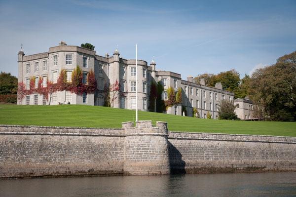 Château au bord de Menai Strait Château au bord de Menai Strait