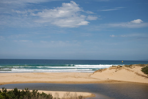 Anglesea River rejoignant l'Océan
