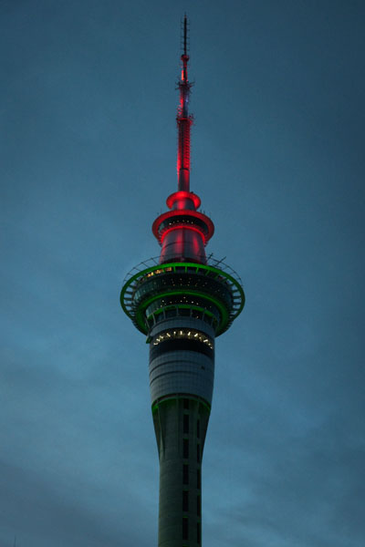 SkyCity Auckland en rouge et vert pour Noel 2011 SkyCity Auckland en rouge et vert pour Noel 2011