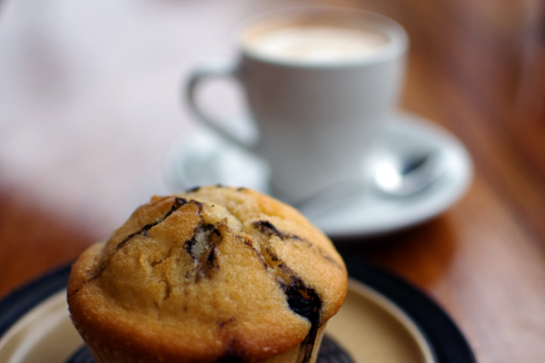 Flat white café et muffin chez Foxy Brown