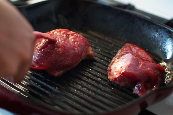 Goûter la viande de kangourou