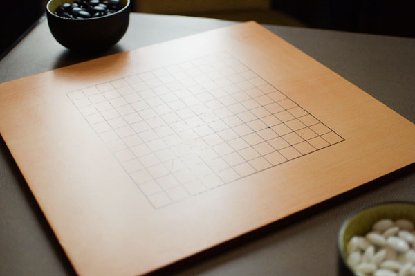 Jouer aux dames dans le salon de Villa Madame