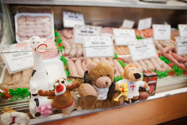 Stand de viande et peluche Covered market