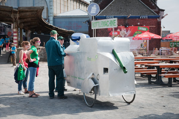 Couleur Café - Recyclage de bouteille d'eau en pomme Couleur Café - Recyclage de bouteille d'eau en pomme