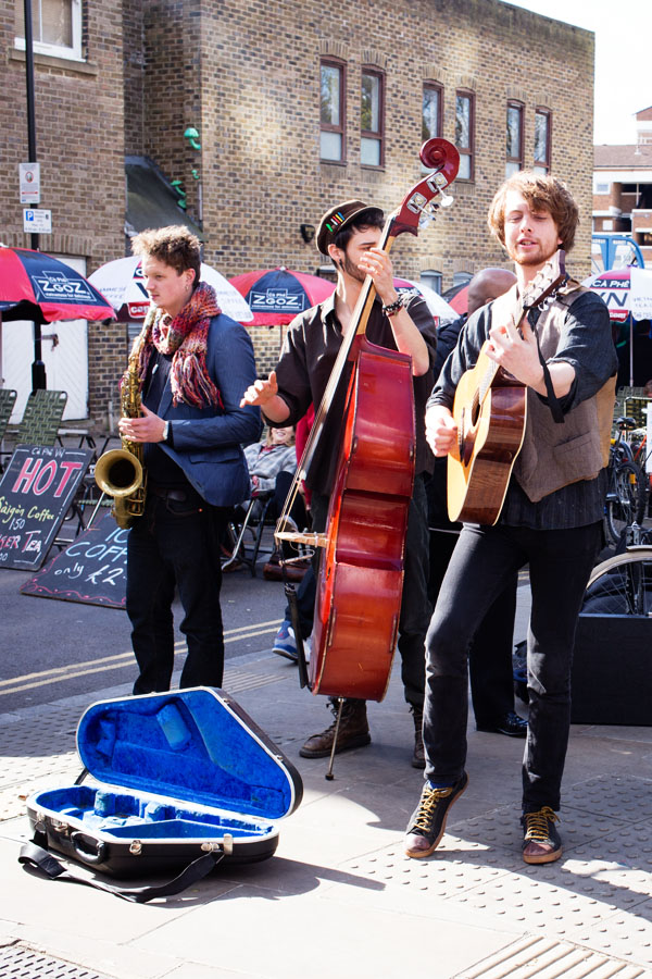 Musique jazzy sur Broadway Market à Londres Musique jazzy sur Broadway Market à Londres