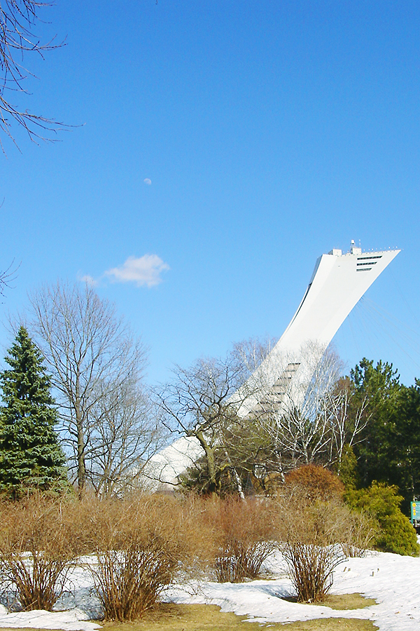 Vue sur le Stade olympique de Montréal, depuis le jardin botanique - 2008 Vue sur le Stade olympique de Montréal, depuis le jardin botanique - 2008
