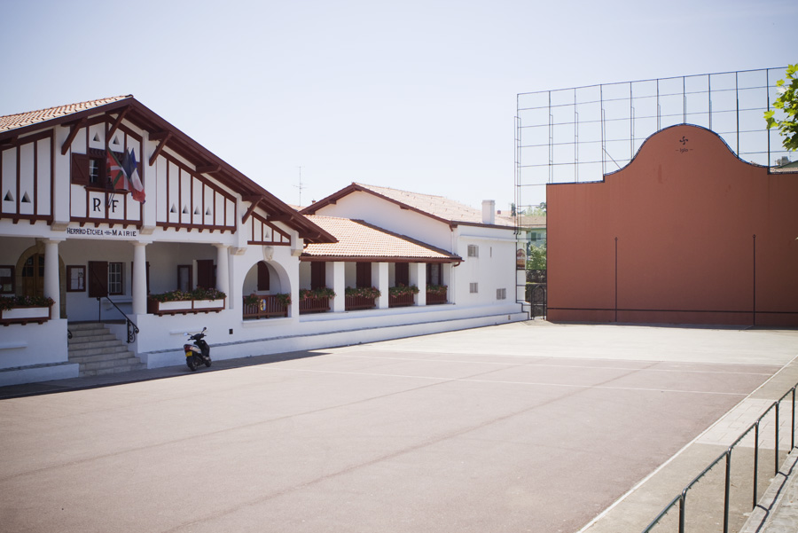 La Mairie de Guéthary avec son fronton