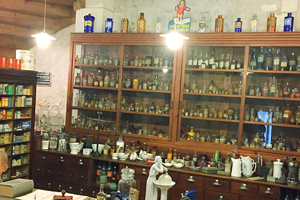 Musée des commerces d'autrefois à Rochefort - Pharmacie