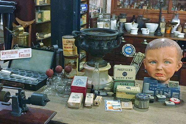 Musée des commerces d'autrefois à Rochefort - Pharmacie
