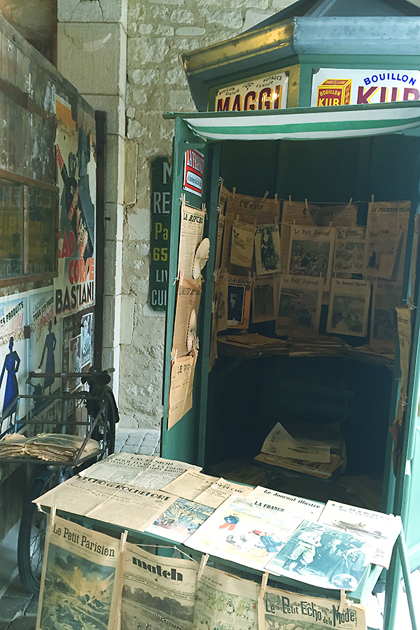 Musée des commerces d'autrefois à Rochefort - Kiosque à journaux