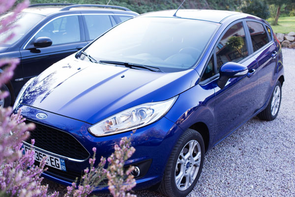 Ford Fiesta bleu