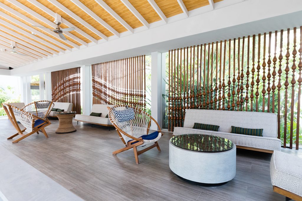 Dhigali Maldives bar East