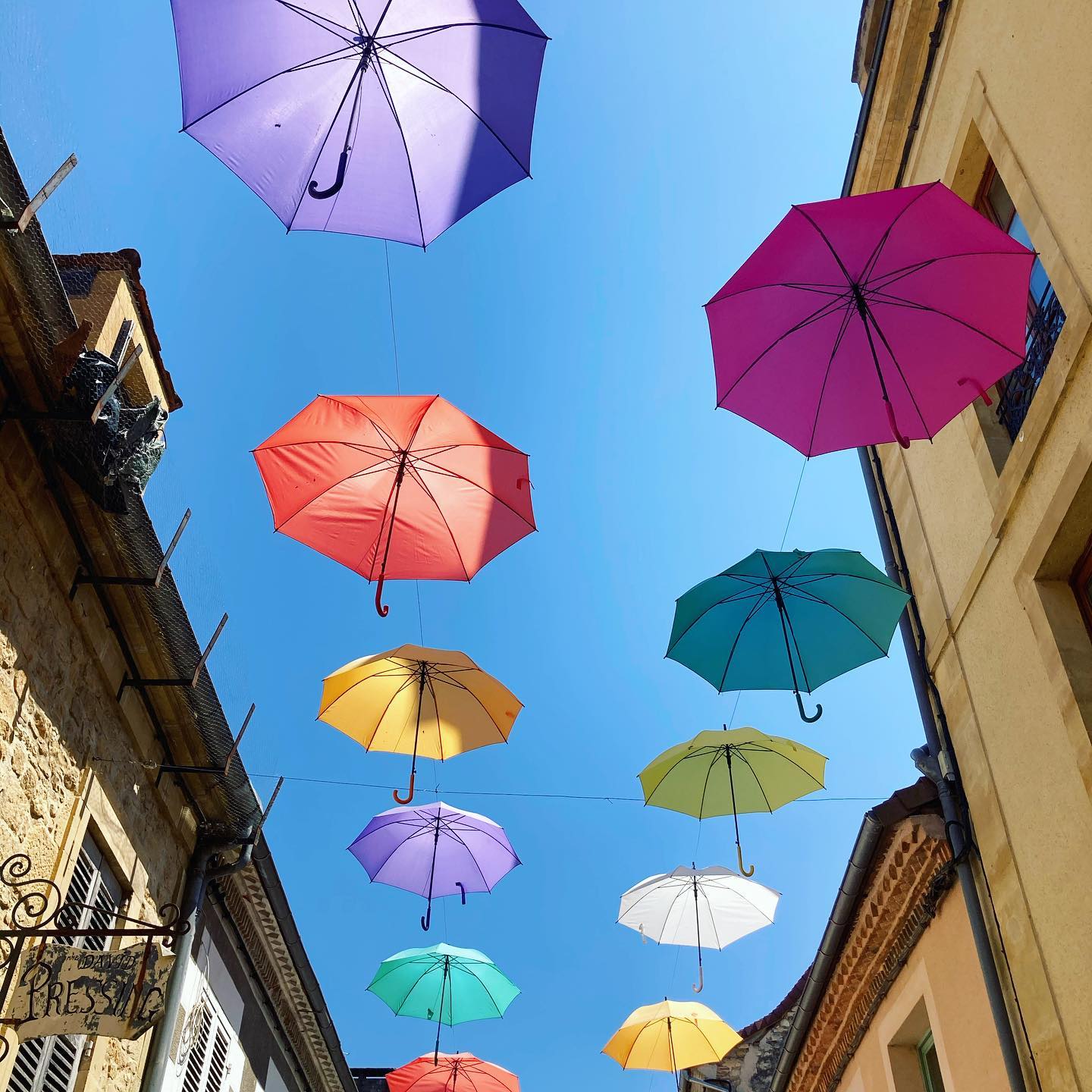L’an dernier ces mêmes parapluies servaient contre la pluie ☔️ et cette année c’est bien contre le soleil ☀️ et pour mon plus grand plaisir ! Enfin un été à profiter des journées ensoleillées ! #excideuil #perigordvert #dordogne #parapluieexcideuil #rueauxparapluies