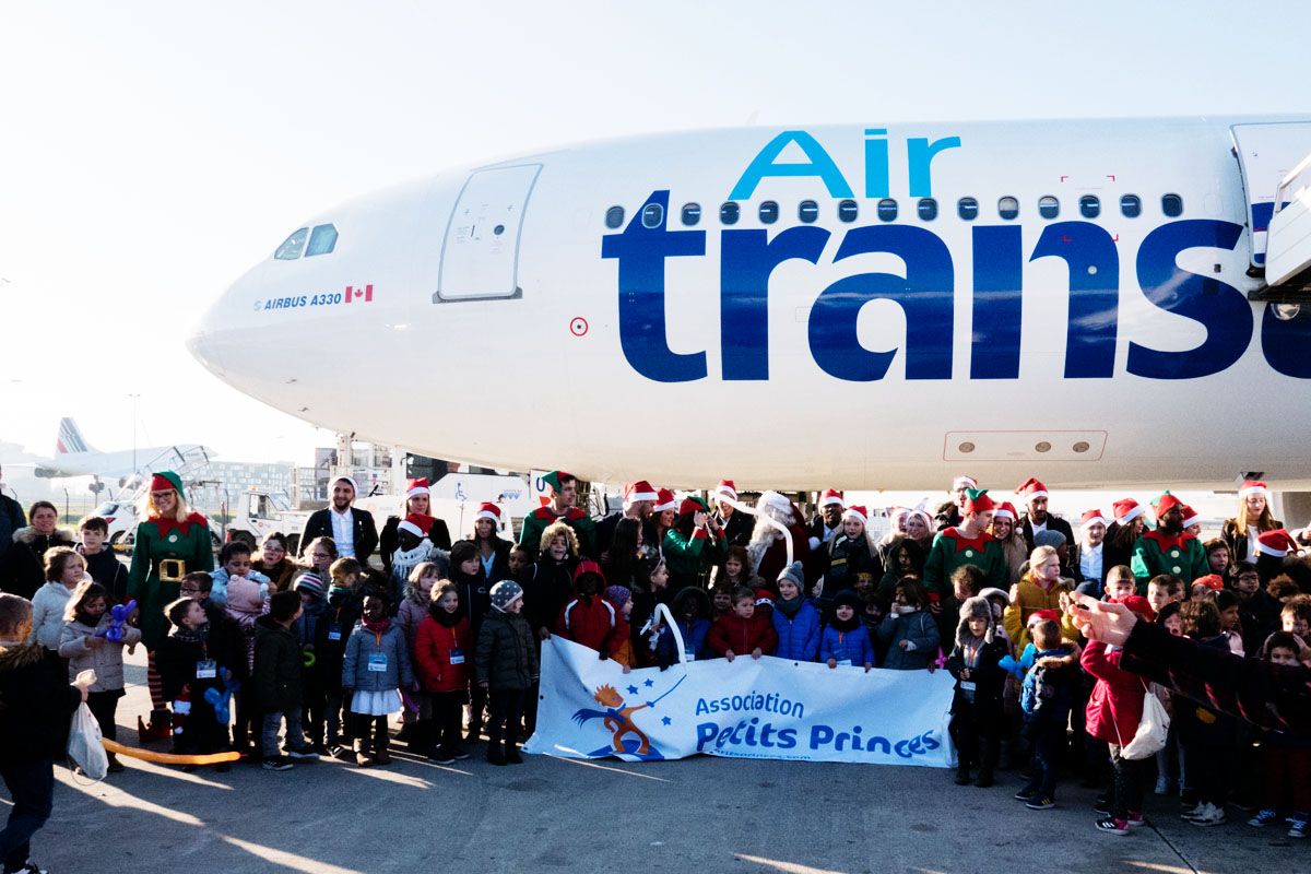 <a href="https://www.reverdailleurs.com/wp-content/uploads/2019/12/L1060510.jpg"><img class="aligncenter size-full wp-image-24785" src="https://www.reverdailleurs.com/wp-content/uploads/2019/12/L1060510.jpg" alt="Vol du Père Noël Air Transat x Petits Princes" width="1200" height="800" /></a>