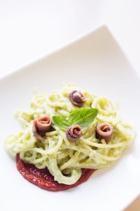 Spaghettis à la crème de courgettes, sauce piquante aux anchois