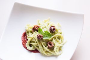 Spaghettis à la crème de courgettes, sauce piquante aux anchois