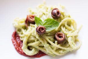 Spaghettis à la crème de courgettes, sauce piquante aux anchois