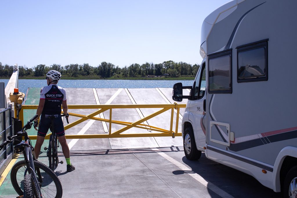 Traversée du Rhône à vélo avec le Bac de Barcarin en famille