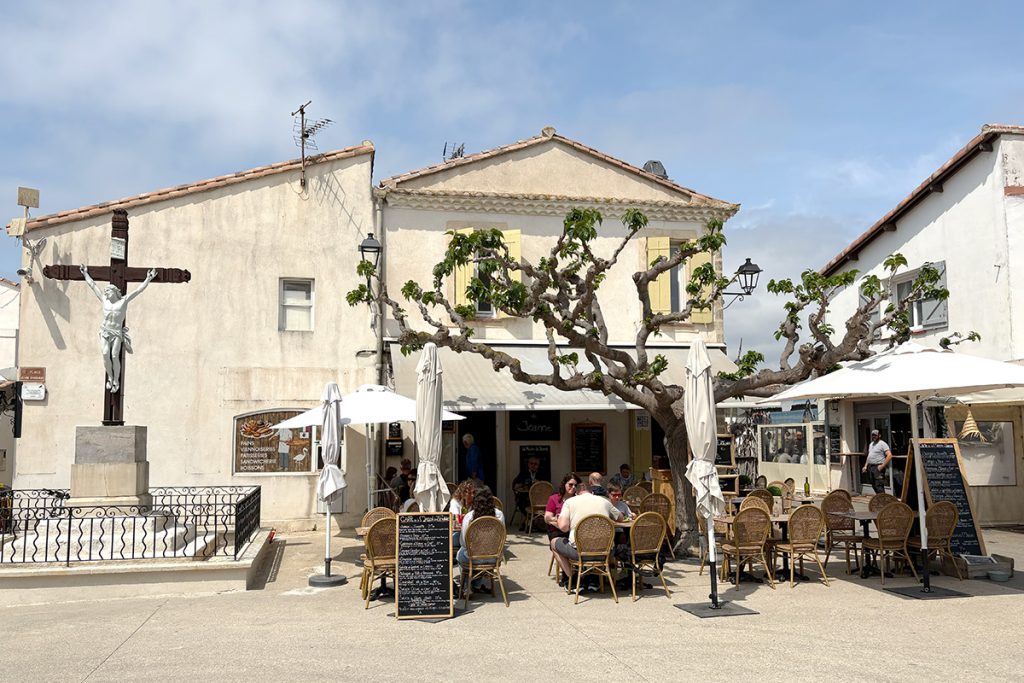 Déjeuner en terrasse à la Maison de Jeanne